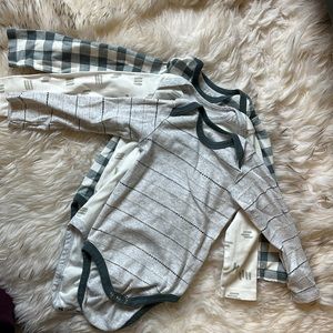 EUC long sleeve onesies | Honest Co.